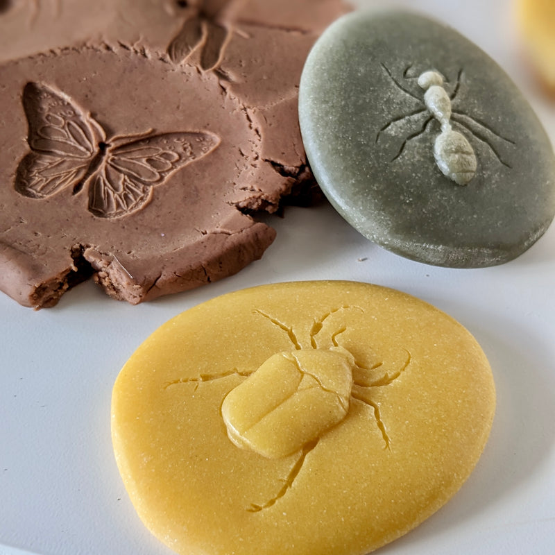 Yellow Door Let’s Investigate Bugs Set of 8 Sensory Stone Art and Craft for Kids Playdough Sand Toys Sensory Toys for Toddlers Gift Idea 2yrs+