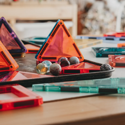 Marbles in Printed Tin with 146 Assorted Glass Marbles for 3yrs+