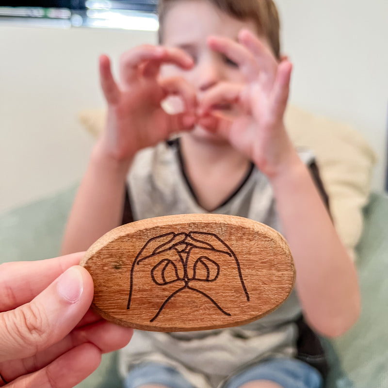 Qtoys Alphabet Sign Language Wooden Stones Set of 26 Double-Sided Early Phonics Resources 3yrs+