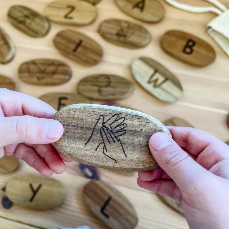 Qtoys Alphabet Sign Language Wooden Stones Set of 26 Double-Sided Early Phonics Resources 3yrs+