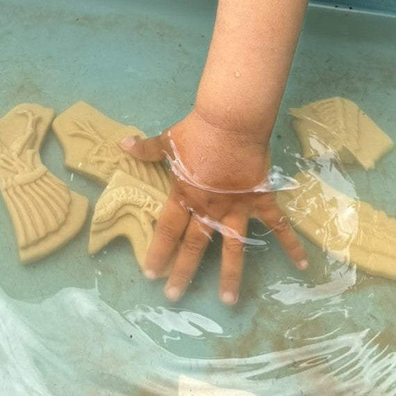 Yellow Door Dig and Discover Triceratops And Spinosaurus Dinosaur Toys Playdough Sand Toys Sensory Toys 2yrs+