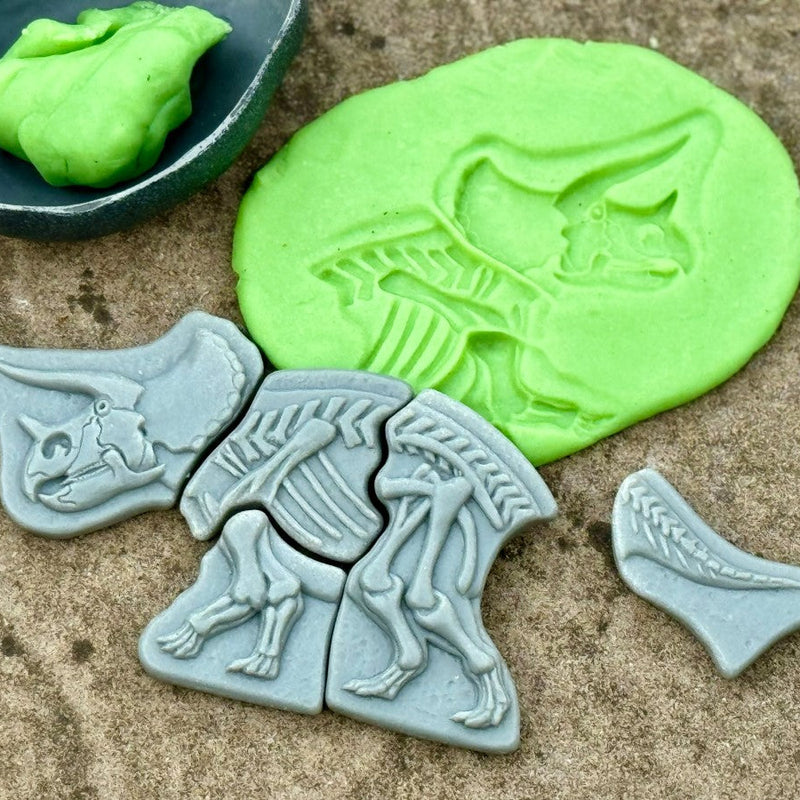 Yellow Door Dig and Discover Triceratops And Spinosaurus Dinosaur Toys Playdough Sand Toys Sensory Toys 2yrs+