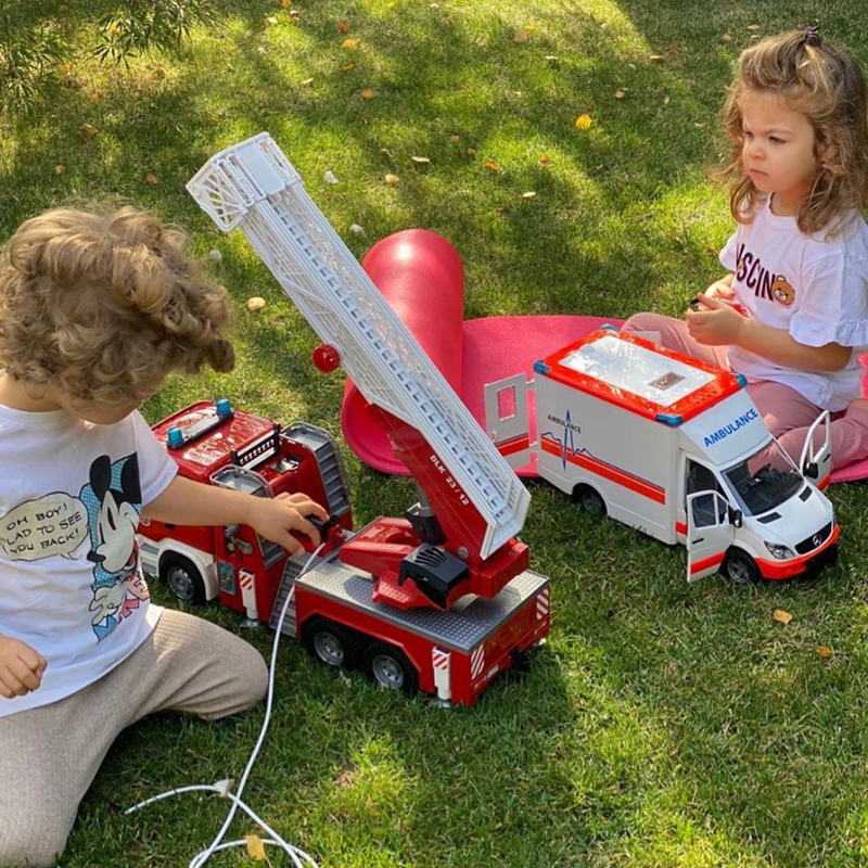 Bruder 1:16 Mercedes G3 Sprinter Ambulance Car with Driver, lights and Sound Toy Car 3yrs+