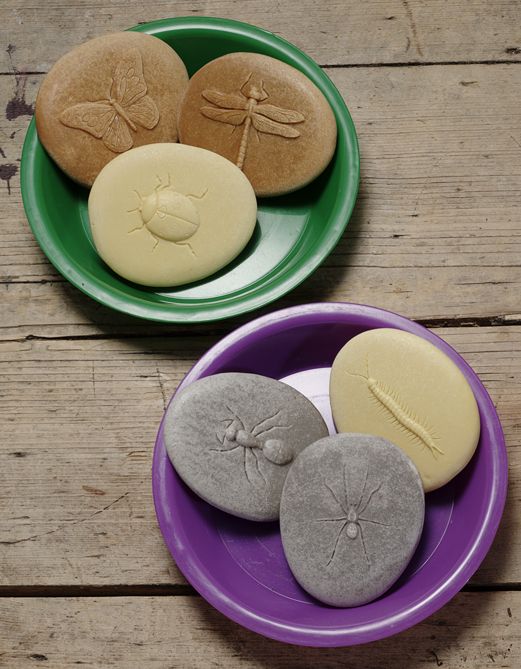 Yellow Door Let’s Investigate Bugs Set of 8 Sensory Stone Art and Craft for Kids Playdough Sand Toys Sensory Toys for Toddlers Gift Idea 2yrs+